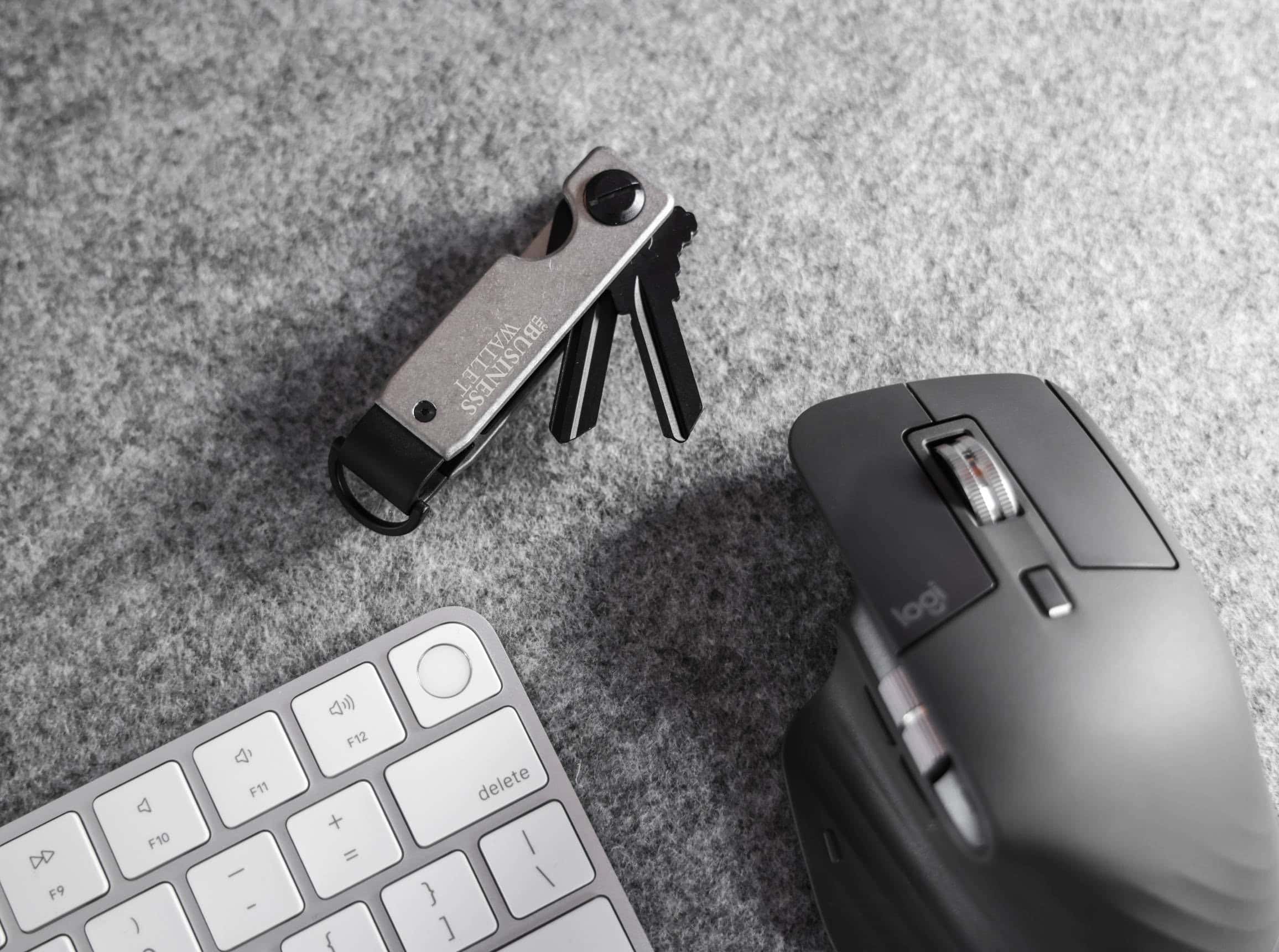 Laptop BusinessWallet Apple Airtag kulcstartó elölről titán Stonewashed logóval